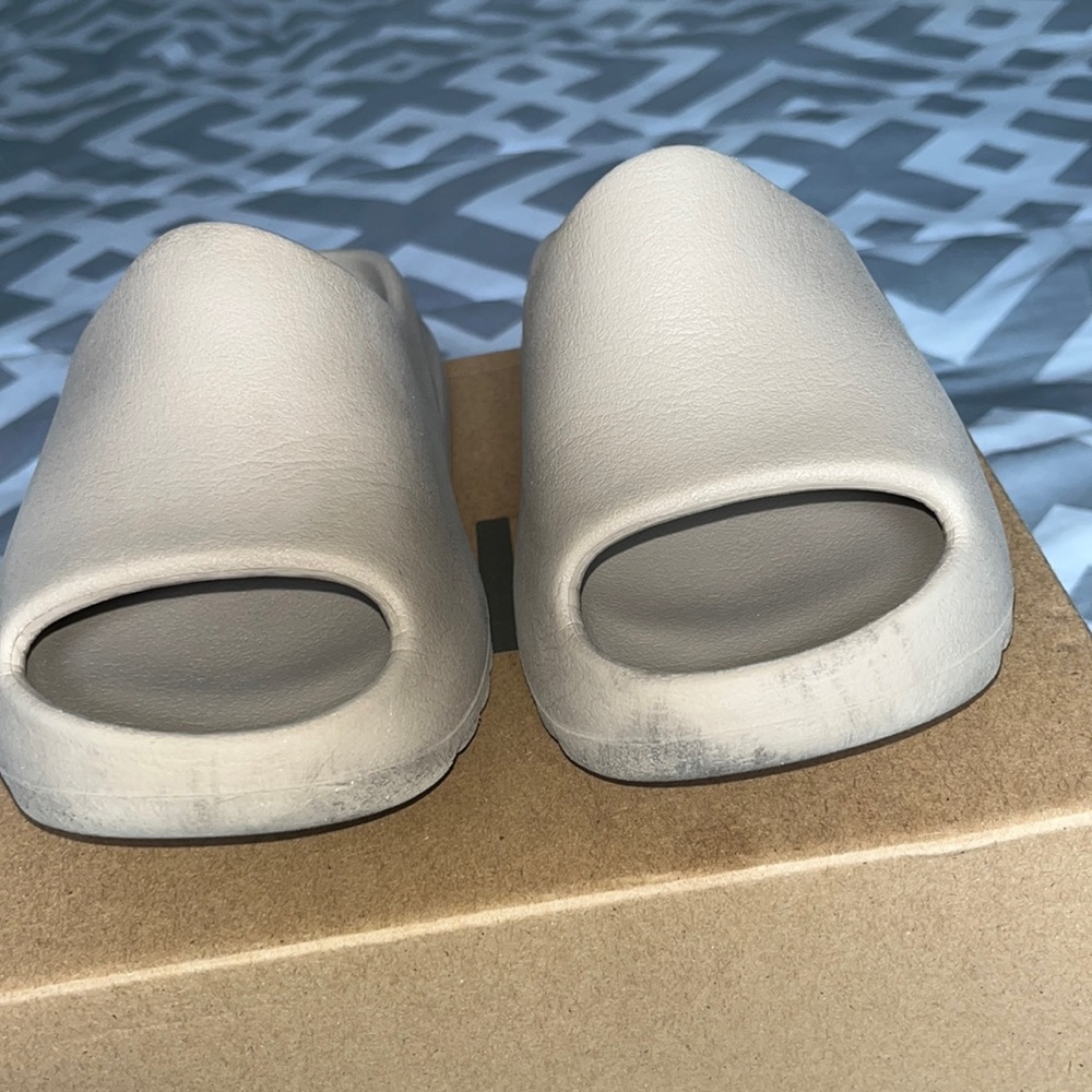 Yeezy Kids Sandals in Light Gray